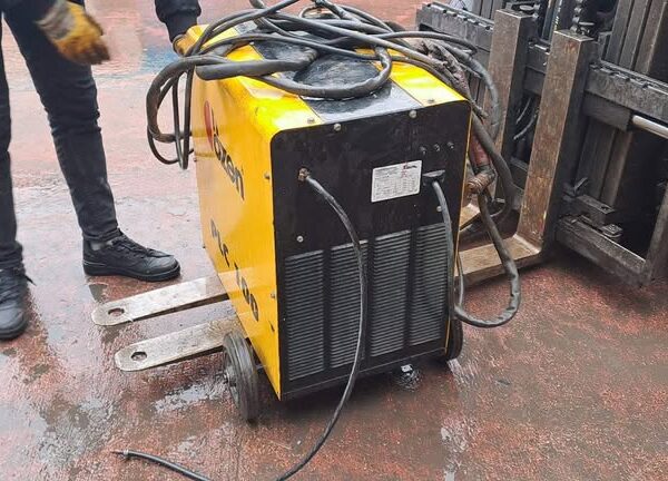 2. El Özen PLC 100 CO₂ Gazaltı Kaynak Makinesi – Hidrokar Etiketli